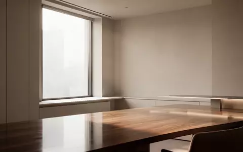 Ein minimalistischer, moderner Arbeitsbereich mit klaren architektonischen Linien und sanftem Tageslicht. - Foto: über boerse-global.de