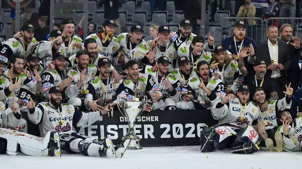 Meister Eisbären Berlin kann mit einem erneuten Triumph DEL-Geschichte schreiben. (Archvibild) - Bild: Florian Wiegand/dpa
