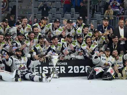 Meister Eisbären Berlin kann mit einem erneuten Triumph DEL-Geschichte schreiben. (Archvibild) - Foto: Florian Wiegand/dpa