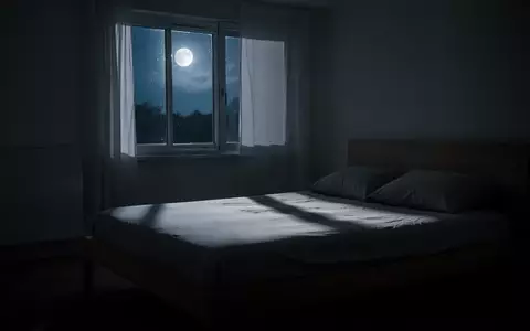 Ein ruhig beleuchtetes Schlafzimmer bei Nacht, das eine Atmosphäre der Entspannung und Erholung vermittelt. - Foto: über boerse-global.de