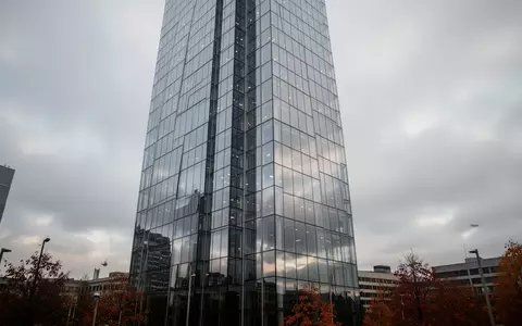 Moderne Glasfassade eines Bürogebäudes unter einem bewölkten Himmel. - Foto: über boerse-global.de