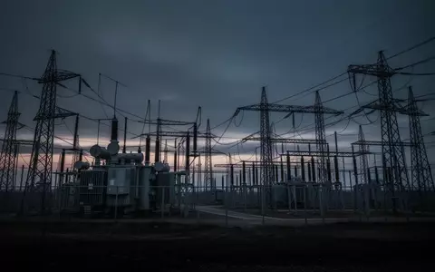 Ein weitläufiges Umspannwerk mit Hochspannungsmasten und Transformatoren in der Dämmerung. - Foto: über boerse-global.de