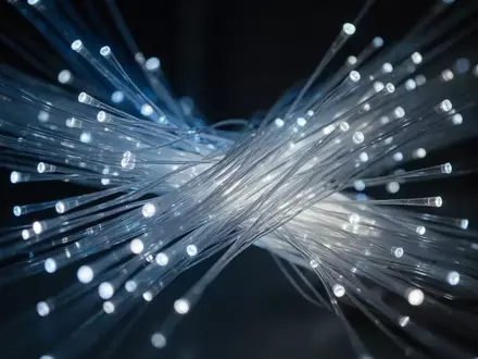 Symbolic image: glowing fiber optic cables - Foto: über boerse-global.de