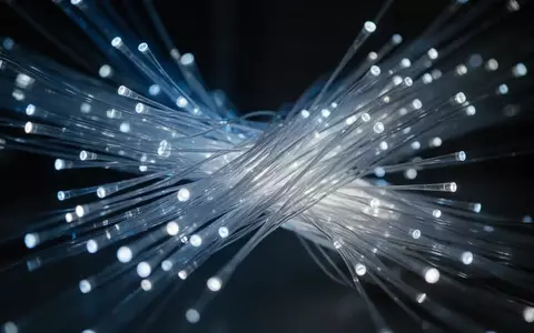 Symbolic image: glowing fiber optic cables - Foto: über boerse-global.de