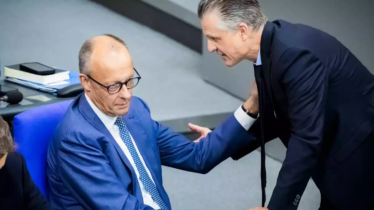 Fraktionschef Frei (r.) steht weiter hinter Merz (l.). (Archivbild)  - Bild: Christoph Soeder/dpa