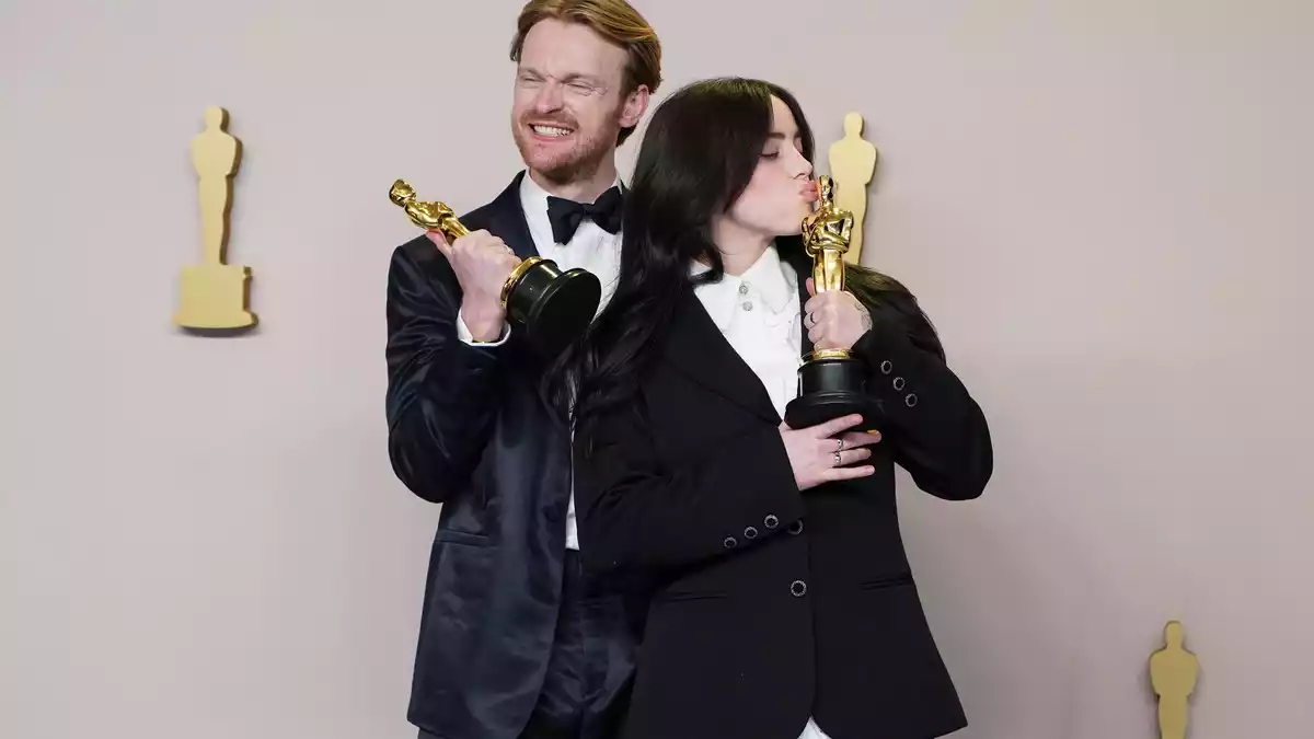 Finneas O'Connell (l) ist der Bruder und musikalische Wegbegleiter von Billie Eilish. (Archivbild) - Bild: Jordan Strauss/AP/dpa