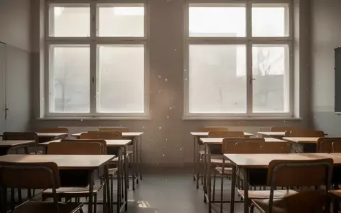 Ein leerer, sonnendurchfluteter Klassenraum mit schlichten Holztischen und Stühlen in einer ruhigen Lernumgebung. - Foto: über boerse-global.de