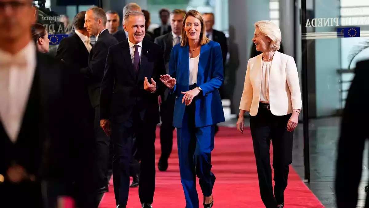 Will die Idee eines Europäischen Sicherheitsrates verwirklichen: EU-Kommissionspräsidentin Ursula von der Leyen (r), hier mit Parlamentspräsidentin Roberta Metsola und Kanadas Premierminister Mark Carney. - Bild: Justin Tang/Canadian Press via ZUMA Press/dpa