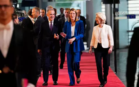 Will die Idee eines Europäischen Sicherheitsrates verwirklichen: EU-Kommissionspräsidentin Ursula von der Leyen (r), hier mit Parlamentspräsidentin Roberta Metsola und Kanadas Premierminister Mark Carney. - Foto: Justin Tang/Canadian Press via ZUMA Press/dpa
