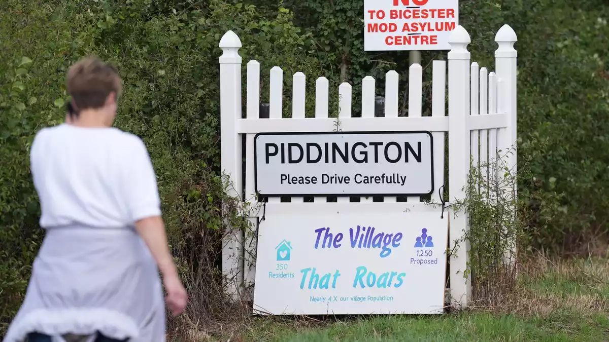 In einem britischen Dorf regt sich Protest gegen die geplante Unterbringung von Asylsuchenden.  - Bild: Joe Giddens/PA Wire/dpa