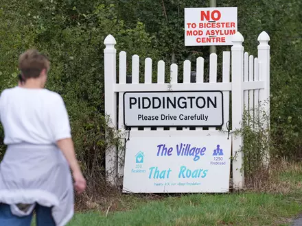 In einem britischen Dorf regt sich Protest gegen die geplante Unterbringung von Asylsuchenden.  - Foto: Joe Giddens/PA Wire/dpa