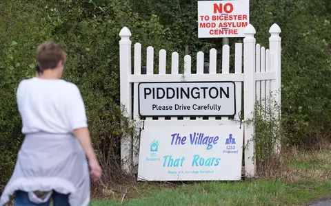 In einem britischen Dorf regt sich Protest gegen die geplante Unterbringung von Asylsuchenden.  - Foto: Joe Giddens/PA Wire/dpa