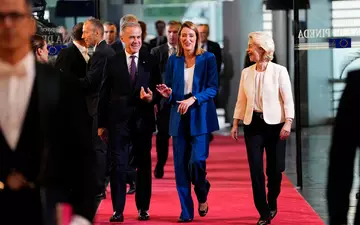 Will die Idee eines Europäischen Sicherheitsrates verwirklichen und auch Kanada einbeziehen: EU-Kommissionspräsidentin Ursula von der Leyen (r), hier mit Parlamentspräsidentin Roberta Metsola und Kanadas Premierminister Mark Carney. - Foto: Justin Tang/Canadian Press via ZUMA Press/dpa