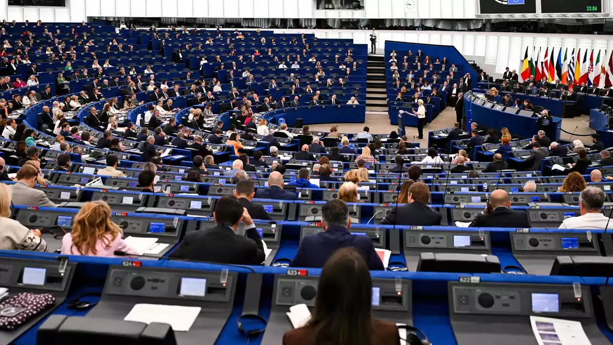 Der von Ursula von der Leyen als Vorbild für einen EU-Mechanismus erwähnte Artikel 4 sieht Beratungen vor, wenn sich ein Nato-Staat von außen gefährdet sieht. - Bild: Jean-Christophe Verhaegen/AFP/dpa