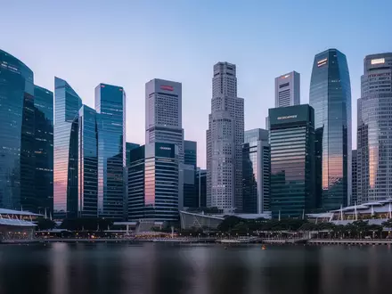 Die moderne Skyline des Finanzdistrikts von Singapur während der Dämmerung mit Fokus auf gläserne Bürogebäude. - Foto: über boerse-global.de