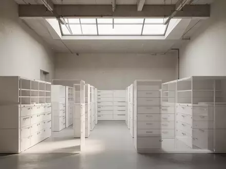 Ein minimalistischer Archivraum mit leeren weißen Aktenschränken und hellem Tageslicht. - Foto: über boerse-global.de