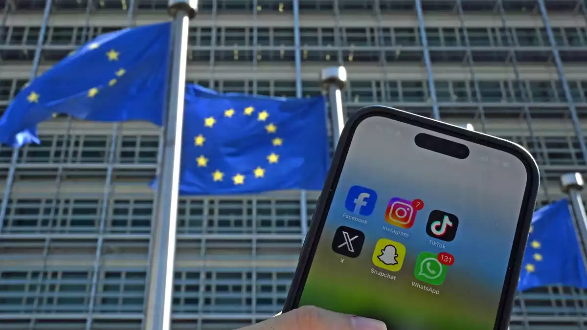 Die EU-Kommission mit Sitz in Brüssel will neue Regeln für Social-Media-Apps. (Symbolbild) - Bild: Elisa Schu/dpa