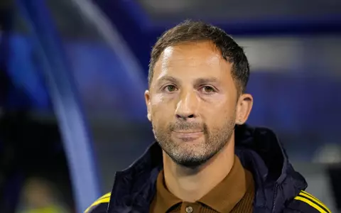 Domenico Tedesco ist in Bologna freigestellt worden. (Archivbild) - Foto: Darko Bandic/AP/dpa