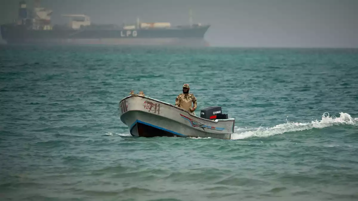 Der Bab al-Mandab verbindet das Rote Meer mit dem Golf von Aden und ist damit Teil einer für den Welthandel enorm wichtigen Schifffahrtsroute. (Archivfoto) - Bild: Abdulnasser Alseddik/AP/dpa