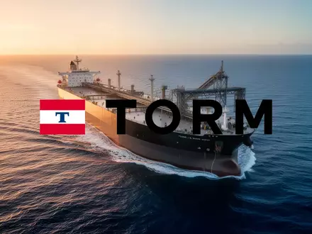 Ein großes Handelsschiff auf offener See bei Sonnenaufgang als Symbol für den globalen Seetransport und Logistiksektor. - Foto: über boerse-global.de