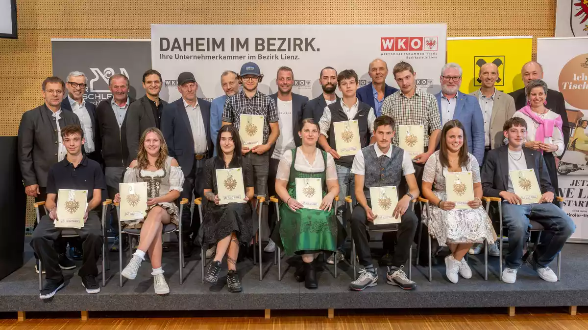 Erfolgreicher Tischler-Nachwuchs: Alle Lehrlinge bestehen Abschlussprüfung – Vier mit Auszeichnung