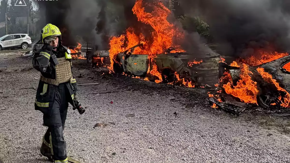 Russland hat auch die ukrainische Hauptstadt Kiew erneut mit Drohnen angegriffen.  - Bild: Uncredited/Ukrainian Emergency Service/AP/dpa