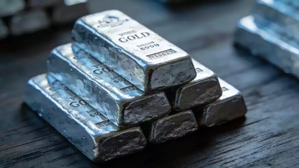 Silver Holds Near $64 Ahead of Fed Rate Decision as Solar Demand Falters