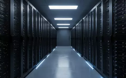 Modernes Rechenzentrum mit leeren Server-Racks in kühlem, blauem Licht. - Foto: über boerse-global.de