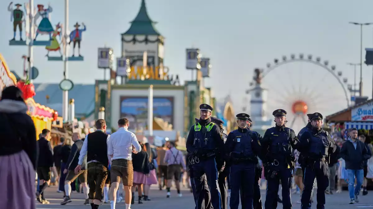 Rund 600 Polizisten sind rund um die Wiesn im Einsatz (Archiv). - Bild: Matthias Schrader/AP/dpa