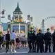 Rund 600 Polizisten sind rund um die Wiesn im Einsatz (Archiv). - Bild: Matthias Schrader/AP/dpa