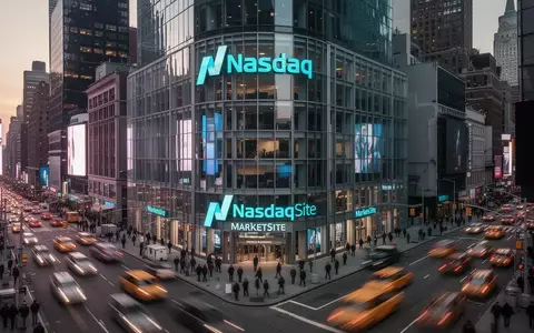 Außenansicht des Nasdaq-Gebäudes am Times Square in New York bei Dämmerung mit vorbeiziehendem Stadtverkehr. - Foto: über boerse-global.de