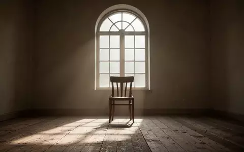 Ein leerer, sonnendurchfluteter Raum mit einem einzelnen Stuhl vor einem hohen Bogenfenster, der eine Atmosphäre der Stille und Reflexion vermittelt. - Foto: über boerse-global.de