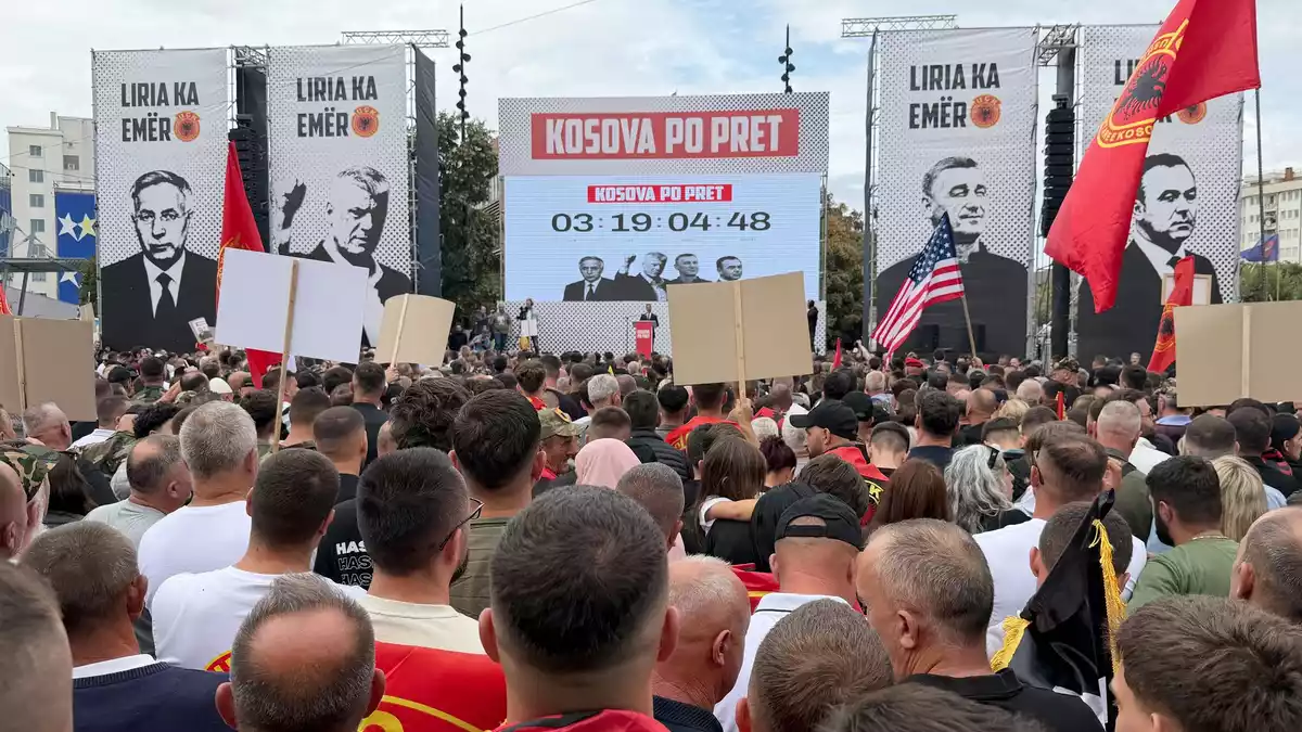 Noch am Wochenende hatten Menschen im Kosovo zur Unterstützung Thacis vor der Urteilsverkündung demonstriert. (Archivbild) - Bild: Zana Cimili/AP/dpa