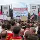 Noch am Wochenende hatten Menschen im Kosovo zur Unterstützung Thacis vor der Urteilsverkündung demonstriert. (Archivbild) - Bild: Zana Cimili/AP/dpa