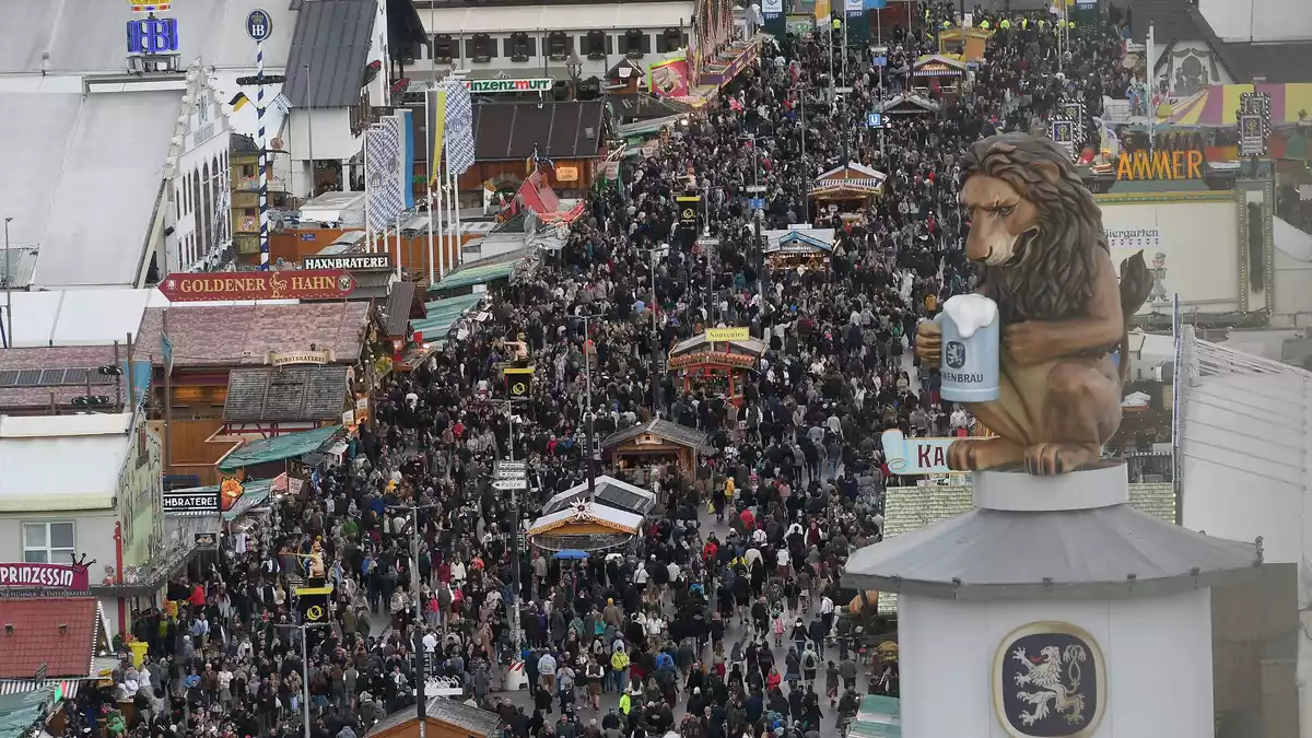 Im vergangenen Jahr kam es kurzzeitig zur Überfüllung des Festgeländes. (Archivbild) - Bild: Felix Hörhager/dpa