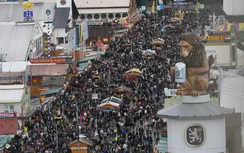 Im vergangenen Jahr kam es kurzzeitig zur Überfüllung des Festgeländes. (Archivbild) - Foto: Felix Hörhager/dpa