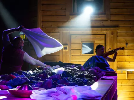 Kein alltäglicher Anblick: Auch eine Geige ist in der Sauna dabei. - Foto: Andreas Hill/dpa