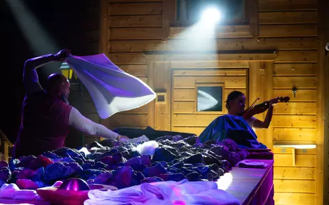 Kein alltäglicher Anblick: Auch eine Geige ist in der Sauna dabei. - Foto: Andreas Hill/dpa