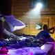 Kein alltäglicher Anblick: Auch eine Geige ist in der Sauna dabei. - Bild: Andreas Hill/dpa