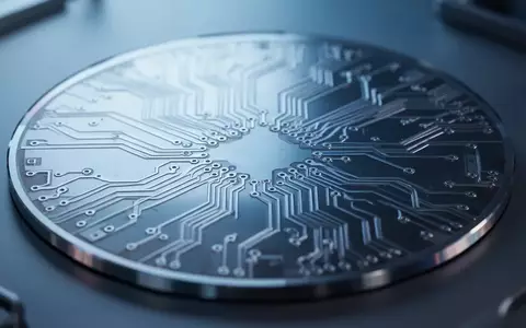 Eine Makroaufnahme eines Silizium-Wafers mit komplexen Schaltkreisstrukturen in einem Reinraum-Umfeld. - Foto: ĂĽber boerse-global.de