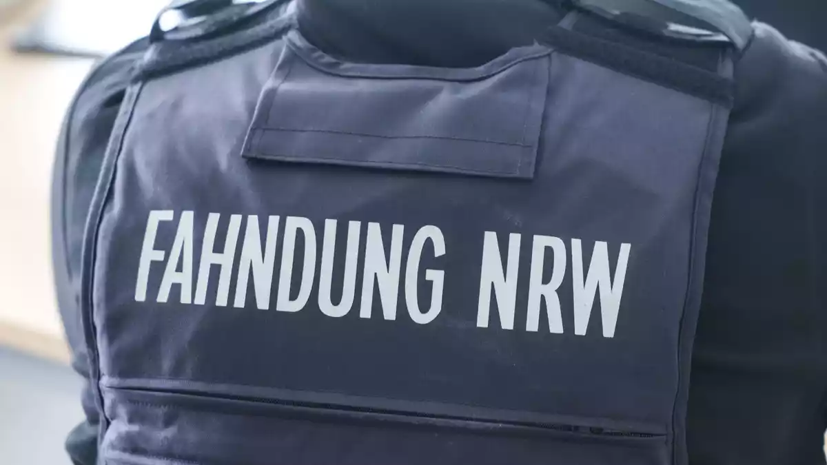 Mit einer großangelegten Razzia gehen Behörden gegen ein System von Scheinfirmen vor. (Archivbild) - Bild: Oliver Berg/dpa
