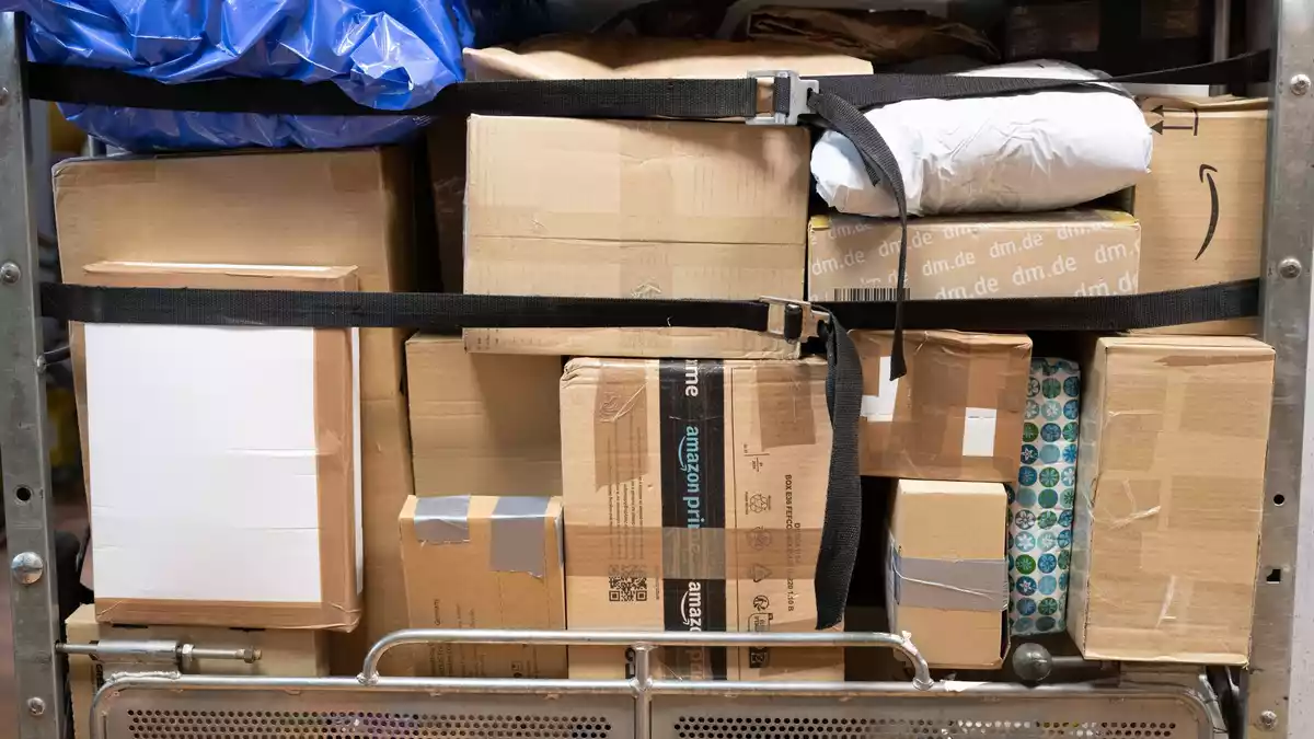 2025 wickelten die europäischen Zollämter rund sechs Milliarden Pakete von Onlinehändlern ab. (Symbolbild) - Bild: Sebastian Kahnert/dpa