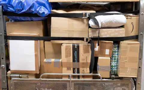 2025 wickelten die europäischen Zollämter rund sechs Milliarden Pakete von Onlinehändlern ab. (Symbolbild) - Foto: Sebastian Kahnert/dpa