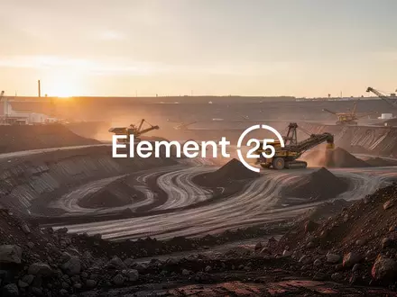 Moderne industrielle Bergbauanlage bei Sonnenaufgang mit Fokus auf Erdarbeiten und großflächiger Landschaft. - Foto: über boerse-global.de