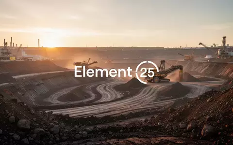 Moderne industrielle Bergbauanlage bei Sonnenaufgang mit Fokus auf Erdarbeiten und großflächiger Landschaft. - Foto: über boerse-global.de