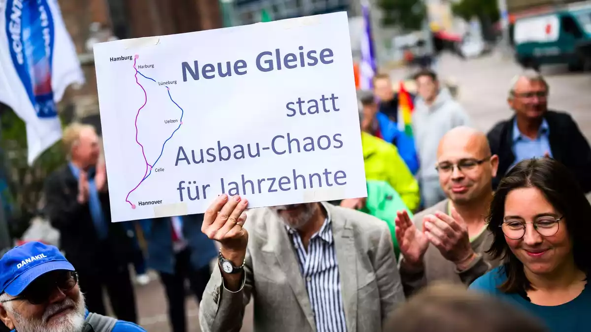 Es gibt viele Befürworter für einen Neubau der Strecke.  - Bild: Julian Stratenschulte/dpa