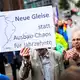 Es gibt viele Befürworter für einen Neubau der Strecke.  - Bild: Julian Stratenschulte/dpa