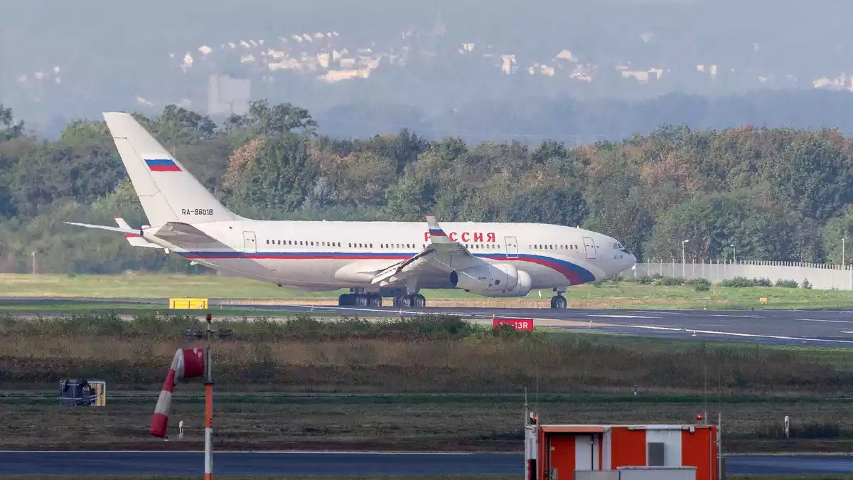 In Russland registrierte Flugzeuge dürfen wegen der Sanktionen im Kontext des Ukraine-Kriegs eigentlich nicht mehr in EU-Staaten fliegen. - Bild: Jan Ohmen/dpa