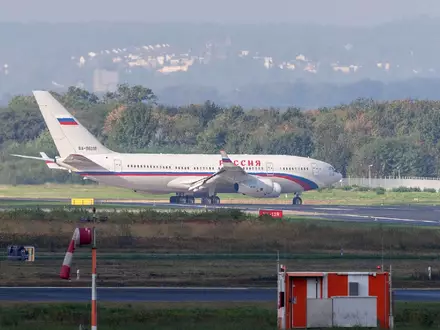 In Russland registrierte Flugzeuge dürfen wegen der Sanktionen im Kontext des Ukraine-Kriegs eigentlich nicht mehr in EU-Staaten fliegen. - Foto: Jan Ohmen/dpa