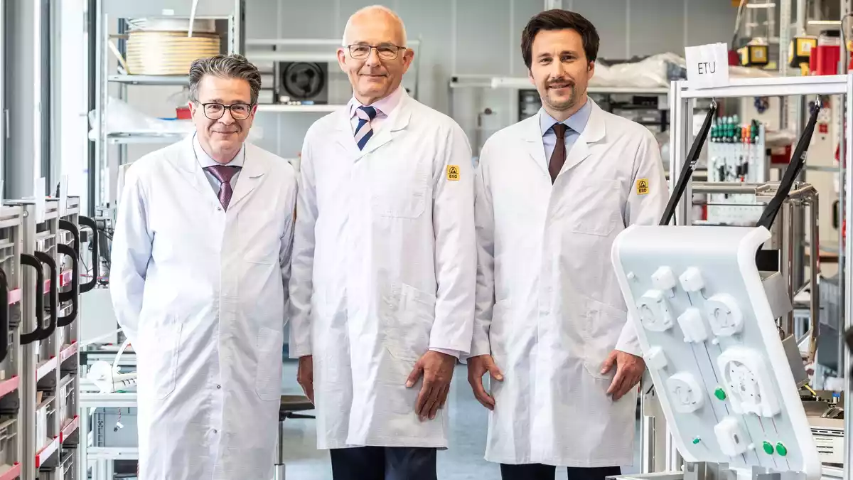 Tobias Bingold (links), Claus Jessen (Mitte) und Christoph Hüßtege (rechts) forschen an einem Therapieansatz bei Multiorganversagen auf der Intensivstation. (Handout) - Bild: Ansgar Pudenz/Deutscher Zukunftspreis/dpa